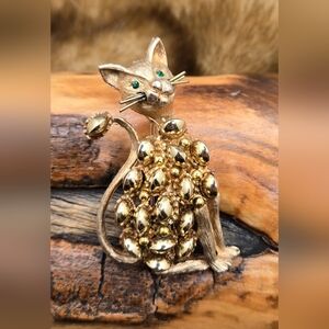 HAR Cat Brooch Gold Tone with Whole Clam Shell & Ball Accents Eye Crystals 🐱